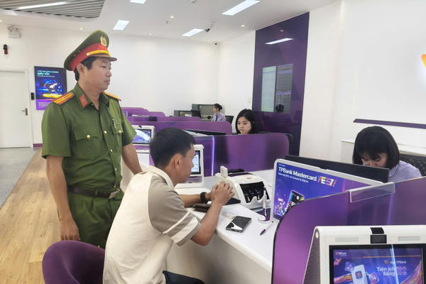 Bất ngờ nhận 1,2 tỷ đồng chuyển nhầm, người đàn ông liên hệ công an xã hoàn trả