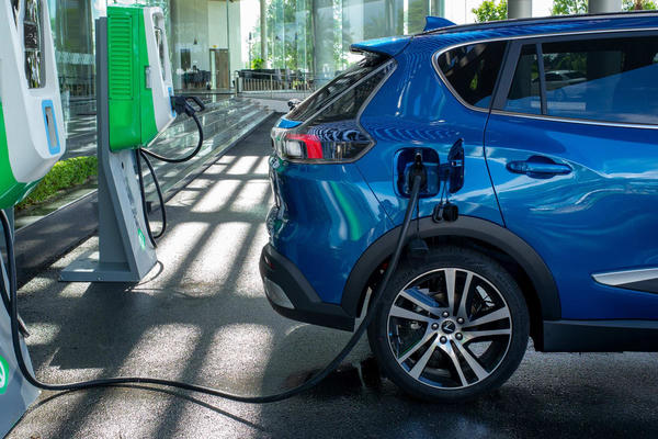 Bộ Tài chính đề xuất miễn lệ phí trước bạ ô tô điện tới năm 2030