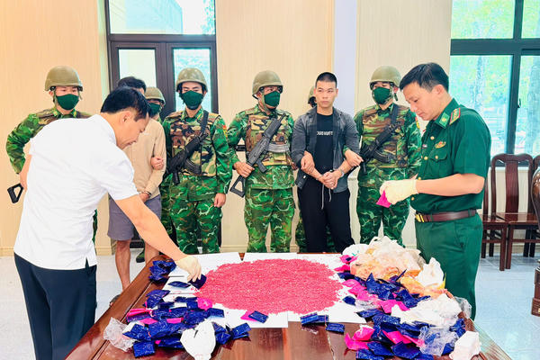 Bắt 2 đối tượng vận chuyển 24.000 viên hồng phiến ở biên giới Hà Tĩnh