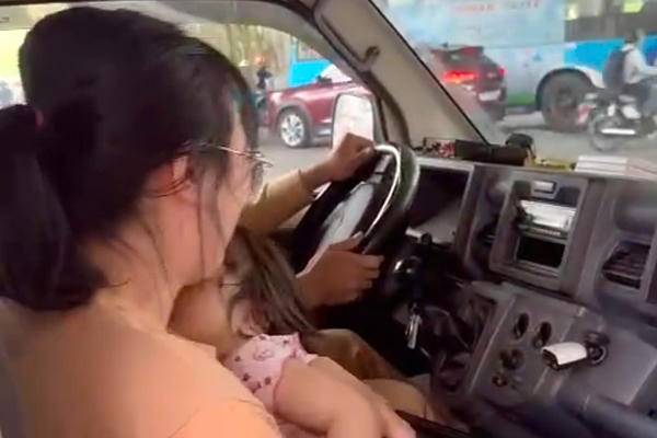 CSGT Hà Nội kịp thời hỗ trợ đưa cháu bé sốt cao, co giật đi cấp cứu