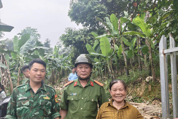 Tìm thấy người phụ nữ bị lạc trong rừng gần khu vực biên giới