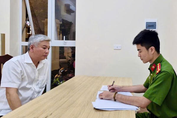 Tạm giữ hình sự đối tượng ép xe và đánh tài xế sau va chạm