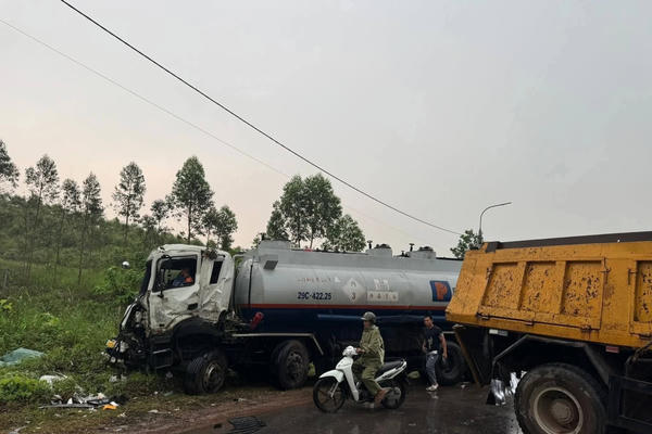 Quảng Ninh: Va chạm giữa 2 xe tải trên Quốc lộ 18, một tài xế tử vong