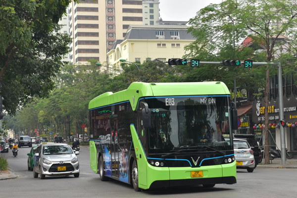 Từ 18/4, Hà Nội đưa thêm 53 xe buýt điện vào hoạt động
