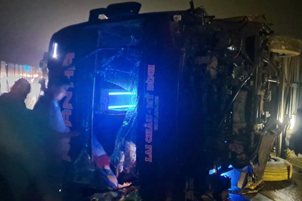 Xe khách lật nhào trên cao tốc Nội Bài-Lào Cai, 5 người bị thương