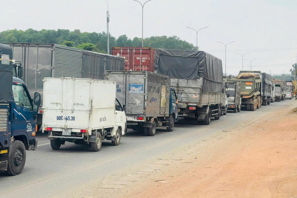 Ùn tắc giao thông kéo dài trên QL51