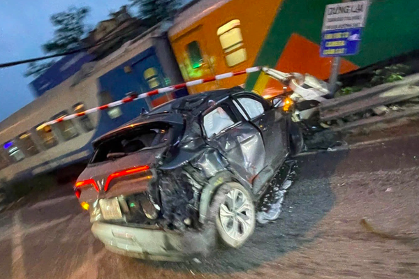 Cố vượt đường ngang, ô tô bị tàu hoả tông, nam tài xế hoảng loạn bỏ xe tháo chạy
