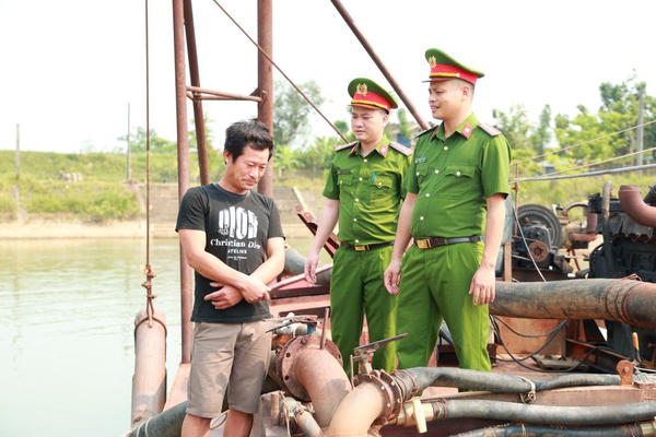 Phát hiện 12 vụ, tịch thu gần 1.000m³ cát khai thác trái phép trên sông Lam