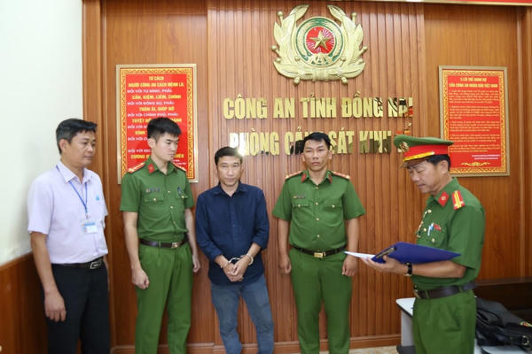 Khởi tố, bắt tạm giam 2 bị can đổ trái phép hơn 567 tấn chất thải da bò ra môi trường