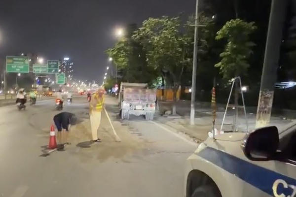 CSGT kịp thời xử lý vết dầu loang trong đêm