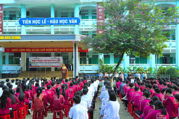 Tuyên truyền luật giao thông cho hơn 1.000 học sinh THPT tại Đồng Nai