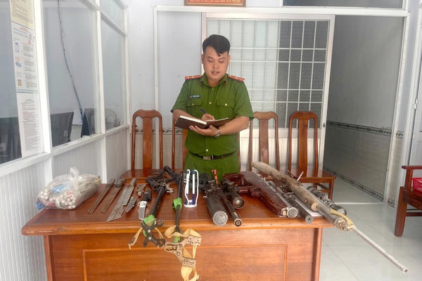 Hiệu quả bền vững từ công tác vận động, thu hồi vũ khí, vật liệu nổ, công cụ hỗ trợ tại Cà Mau