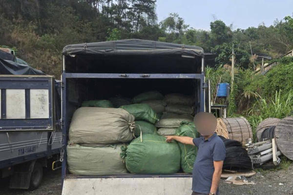 Tạm giữ ô tô chở hơn 2,6 tấn nguyên liệu thuốc lá không rõ nguồn gốc 