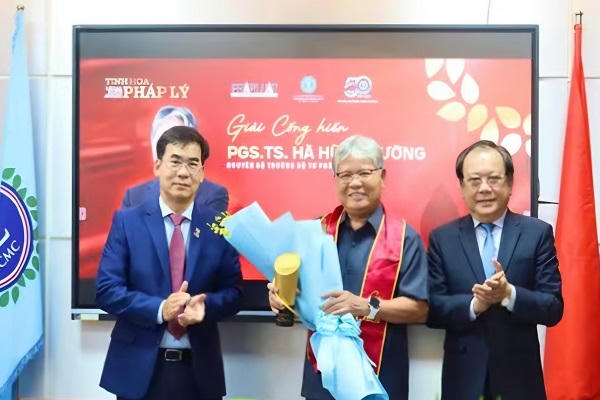 Nguyên Bộ trưởng Bộ Tư pháp Hà Hùng Cường được vinh danh ở hạng mục Giải Cống hiến