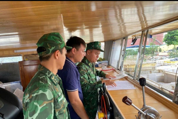 Tạm giữ tàu cá chở trái phép khoảng 10.000 lít dầu Diesel trên biển