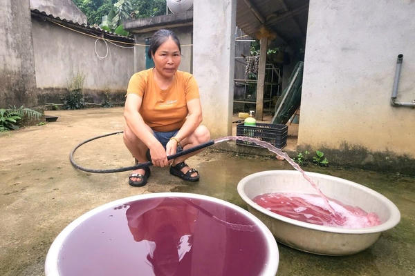 Đình chỉ hoạt động cơ sở may mặc khiến nước giếng dân cư chuyển màu tím lạ