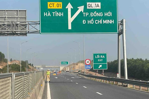 Cao tốc Vũng Áng - Cam Lộ phân đoạn cấm lưu thông buổi sáng để lắp hệ thống thu phí