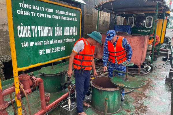 Kiểm tra tàu nghi vấn, phát hiện hơn 11.000 lít dầu DO không rõ nguồn gốc