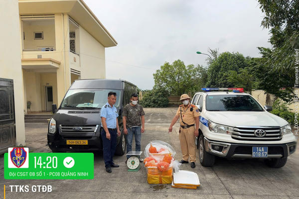 CSGT Quảng Ninh phát hiện xe khách chở 150kg trứng gà non không rõ nguồn gốc