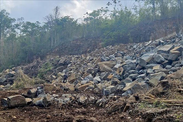 Triệt phá điểm “xẻ thịt” rừng lấy đá trái phép gần 3.400 m² ở Lâm Đồng