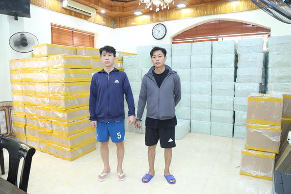 Đột kích kho hàng, phát hiện hơn 170 nghìn bao thuốc lá nhập lậu, bắt giữ 2 đối tượng