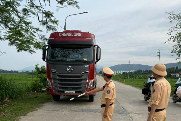 CSGT Đội 2 - Công an Phú Thọ tăng cường xử lý xe tải trọng lớn trên TL317 sau phản ánh của Báo Pháp luật Việt Nam