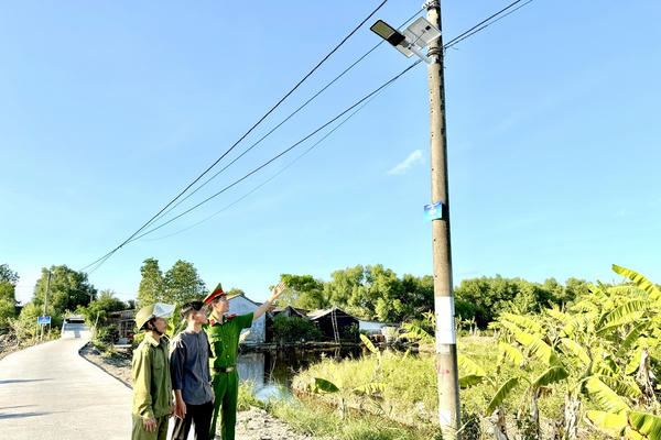 Thắp sáng tuyến đường nông thôn bằng công trình thanh niên “Ánh sáng an ninh”