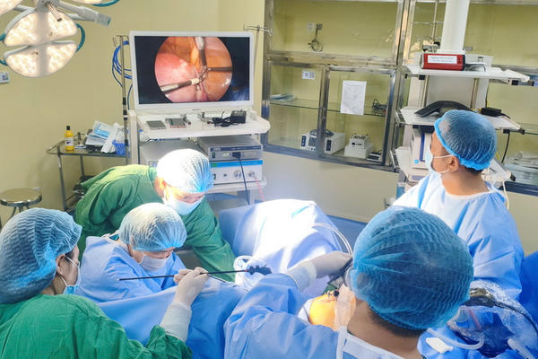 Phẫu thuật nội soi loại bỏ khối u 650 gram "đeo bám" bệnh nhân suốt 17 năm