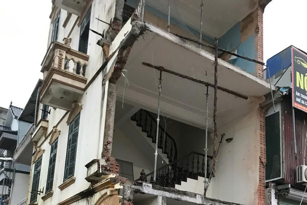 Ngôi nhà 4 tầng có nguy cơ đổ sập ở xã Thanh Trì