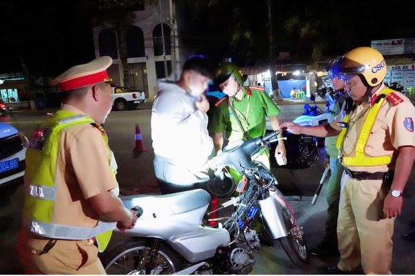 CSGT Đồng Nai xuyên đêm trấn áp xe độ