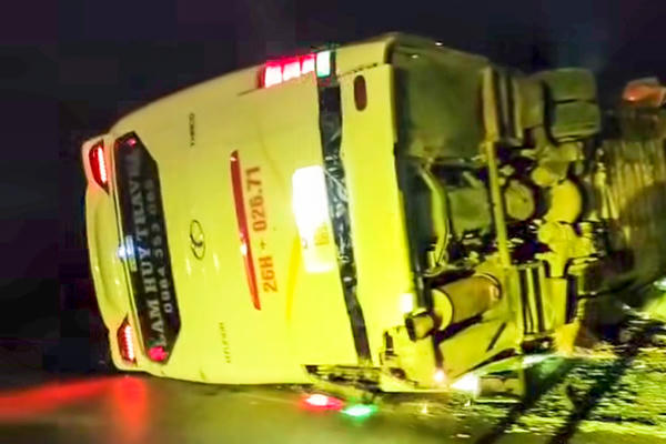 Xe khách chở 39 người lật nghiêng ở Lào Cai, 2 người bị thương