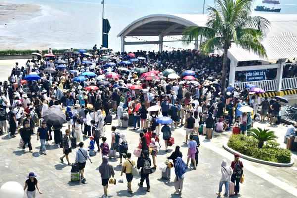 132 chuyến tàu đưa khách ra các tuyến đảo Quảng Ninh dịp lễ