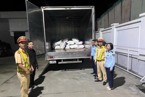 Phát hiện xe tải chở hơn 1 tấn mỡ lợn "bẩn" trên Quốc lộ 10