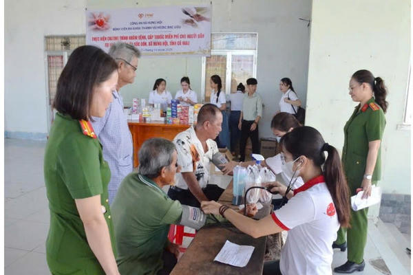 Cà Mau: Khám, cấp phát thuốc miễn phí cho người dân có hoàn cảnh khó khăn tại xã Hưng Hội