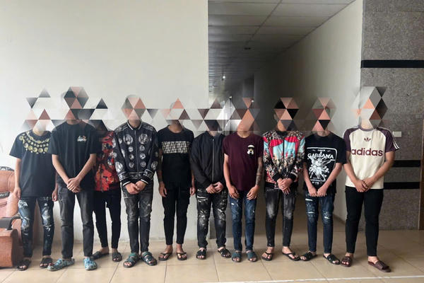 Khởi tố nhóm đối tượng mang hung khí đuổi chém nhau khiến người đi đường khiếp sợ