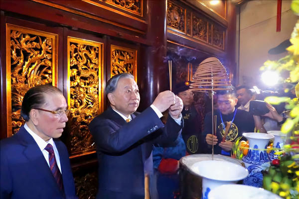 Tổng Bí thư, Chủ tịch nước Tô Lâm dâng hương tri ân các Vua Hùng tại Phú Thọ