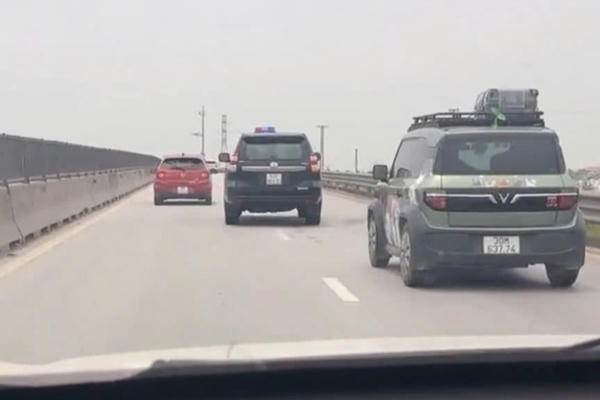Công an xác minh clip xe Land Cruiser biển trắng hú còi, đèn ưu tiên trên cao tốc Nghi Sơn - Diễn Châu
