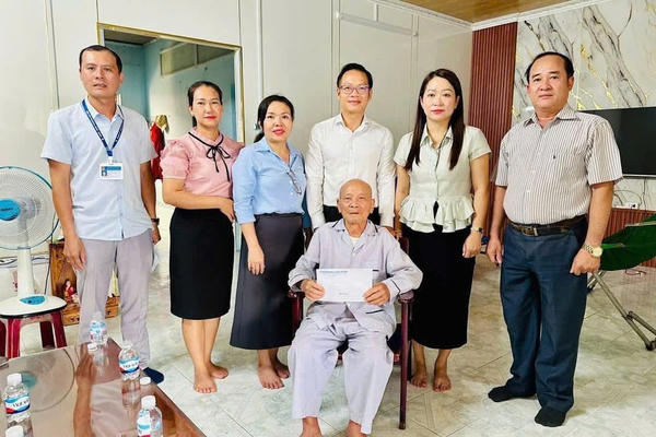 Lãnh đạo phường Tam Hiệp thăm, tặng quà người có công nhân dịp Giỗ Tổ Hùng Vương và 30/4-1/5