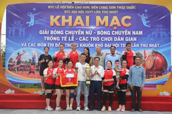 Sôi nổi Giải bóng chuyền nữ tại Lễ hội Đền Cao Sơn