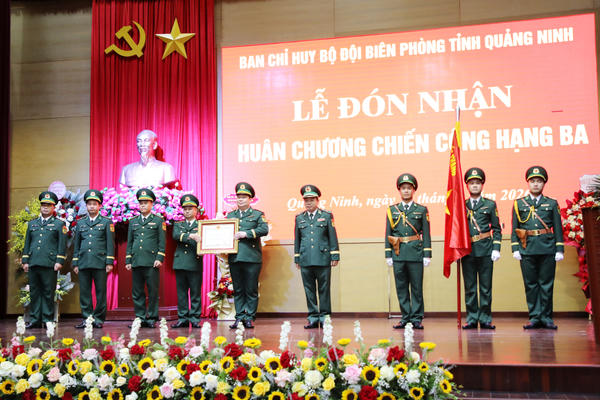 Đồn Biên phòng Cửa khẩu quốc tế Móng Cái đón nhận Huân chương Chiến công hạng Ba