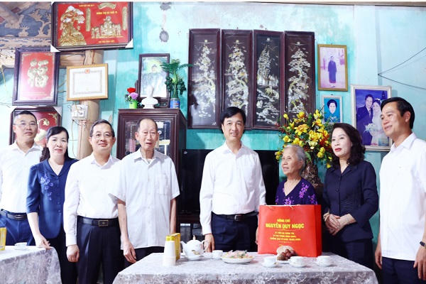 Trưởng Ban Tổ chức Trung ương Nguyễn Duy Ngọc thăm, tặng quà tại Bắc Ninh