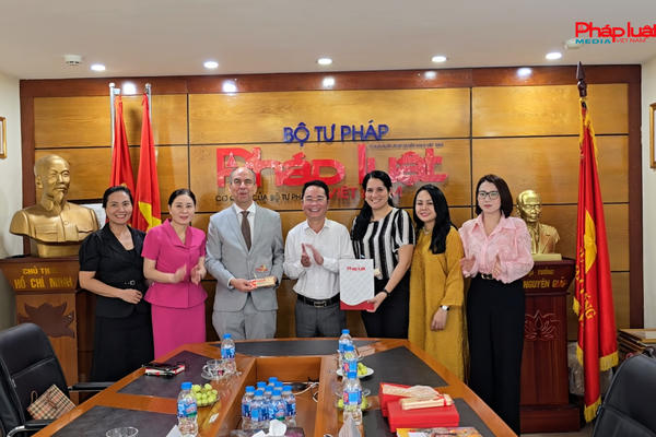 Đại sứ Cuba tại Việt Nam cùng Đoàn công tác tới thăm và làm việc với báo Pháp luật Việt Nam