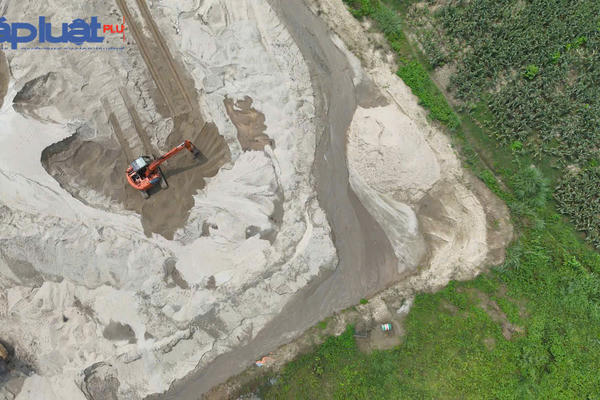 Tập kết cát sỏi trên đất nông nghiệp, xe tải vào "ăn hàng" cày nát đường dân sinh tại xã Khánh Hòa