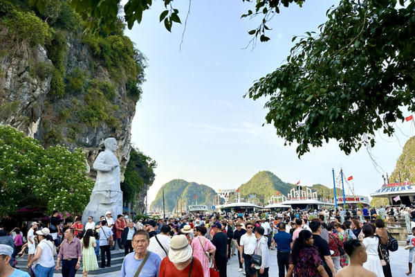 Quảng Ninh đón trên 434.000 lượt du khách dịp nghỉ lễ Giỗ Tổ Hùng Vương