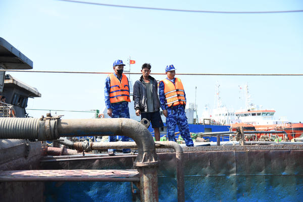 Bộ Tư lệnh Vùng Cảnh sát biển 3 tạm giữ phương tiện đang khai thác khoảng 200m³ cát không rõ nguồn gốc