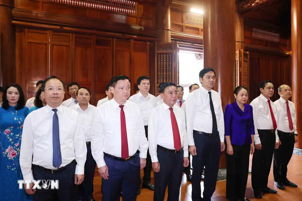 Thường trực Ban Bí thư dâng hương tưởng niệm Bác Hồ tại Kim Liên