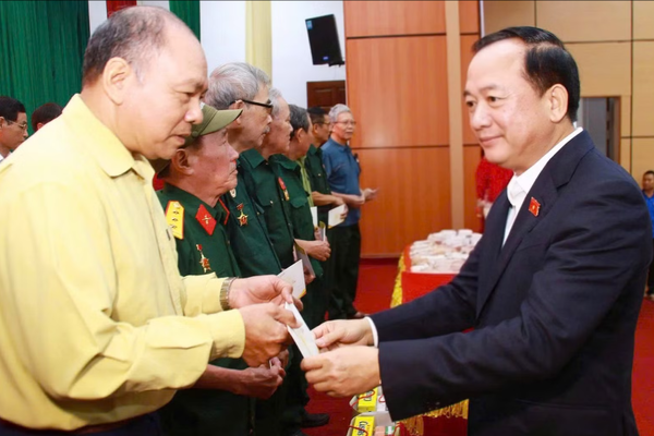 Trưởng Ban Tuyên giáo và Dân vận Trung ương tiếp xúc cử tri tại Tuyên Quang