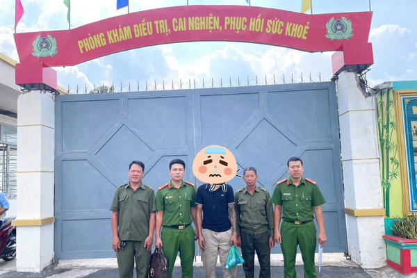 Công an phường Trảng Dài đưa người nghiện ma túy đi cai nghiện bắt buộc