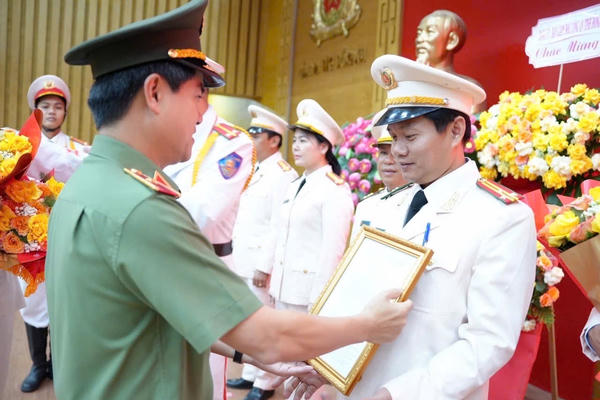 Công an tỉnh Đồng Nai công bố quyết định thăng cấp bậc hàm Đại tá, Thượng tá