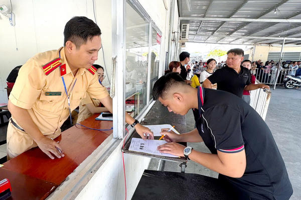 Cảnh sát giao thông Công an Cà Mau miệt mài xuyên lễ vì Nhân dân phục vụ